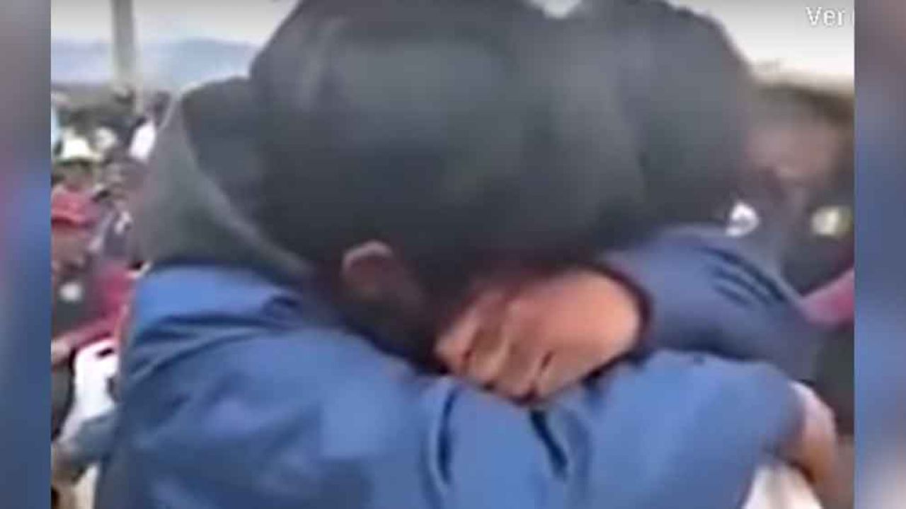 VIDEO: Madre castiga a su hijo a latigazos luego de ser acusado de robo