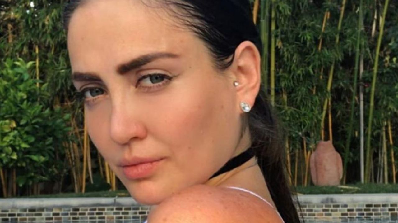 Celia Lora presume las pecas de sus pechos con indecoroso sostén blanco