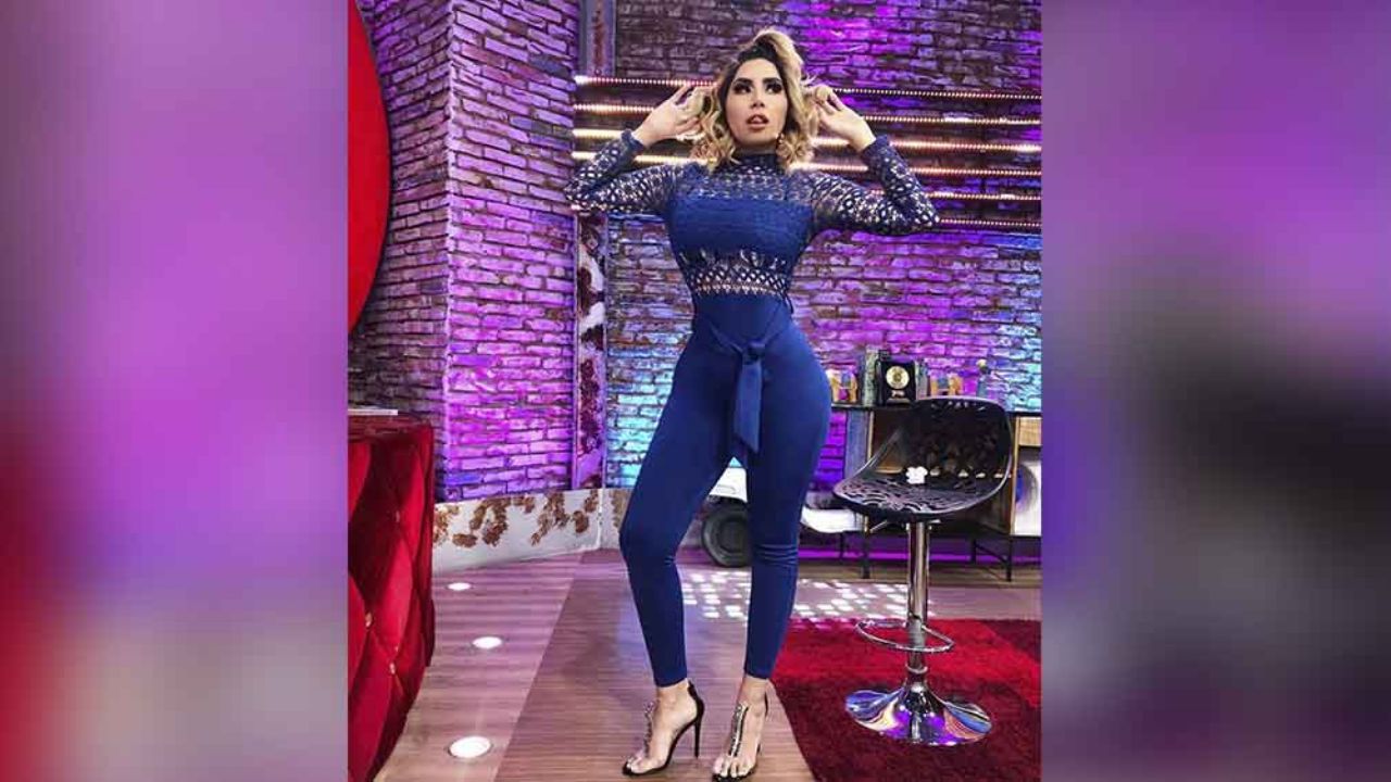‘La Bebeshita’ deslumbra a seguidores con escotado vestido dorado
