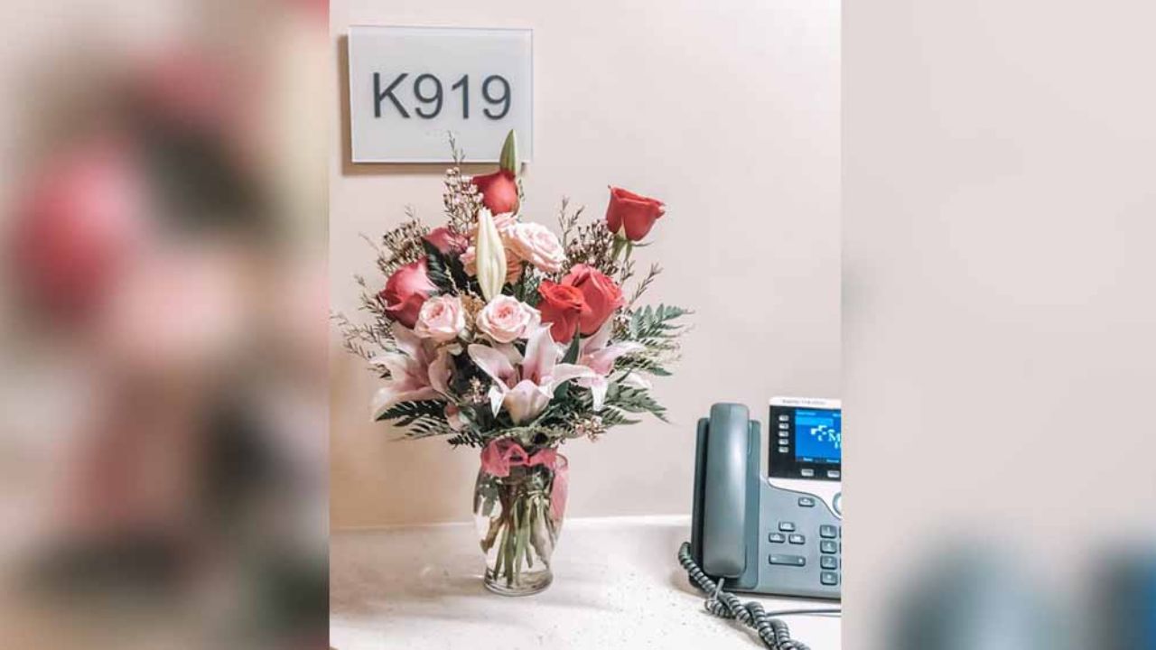 Pacientes de cáncer reciben flores de un extraño cada lunes desde hace 12 años