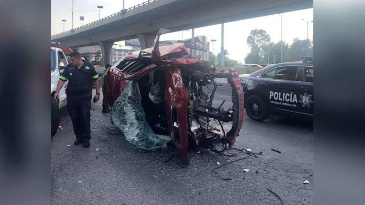 Así quedó el auto del conductor tras caer del segundo piso del Periférico