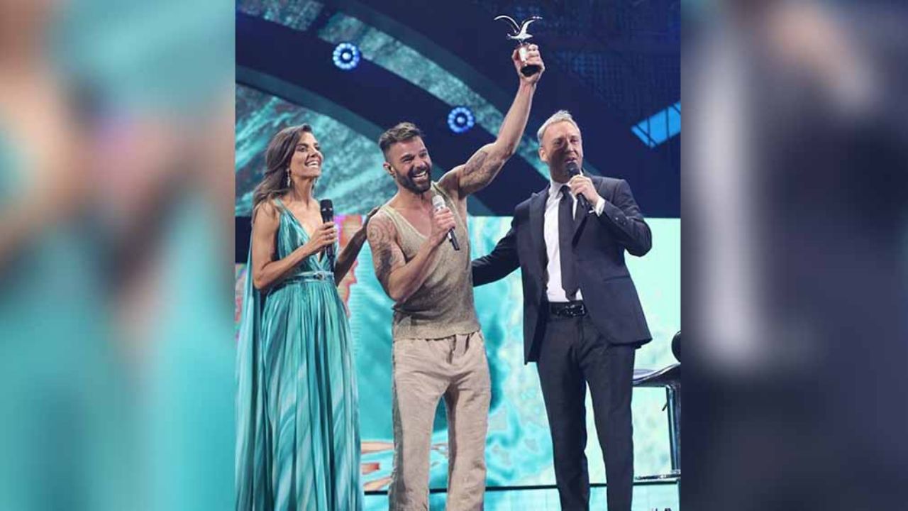 VIDEO: ¡En la boca! Ricky Martin roba beso a conductor de Viña del Mar