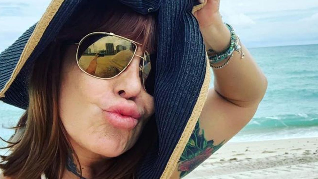 Tras polémica con Frida Sofía, Alejandra Guzmán presume su físico desde la playa