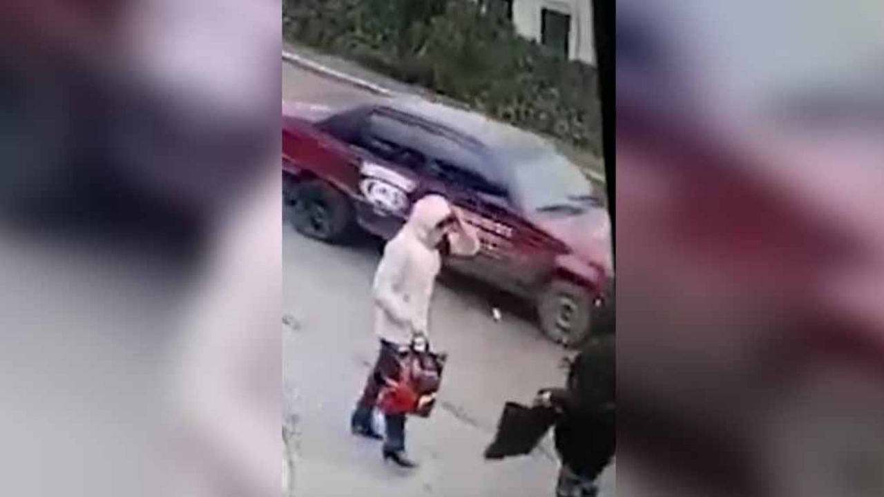 VIDEO: ¡Casi le aplasta la cabeza! Mujer libra ser arrollada por autobús tras caer