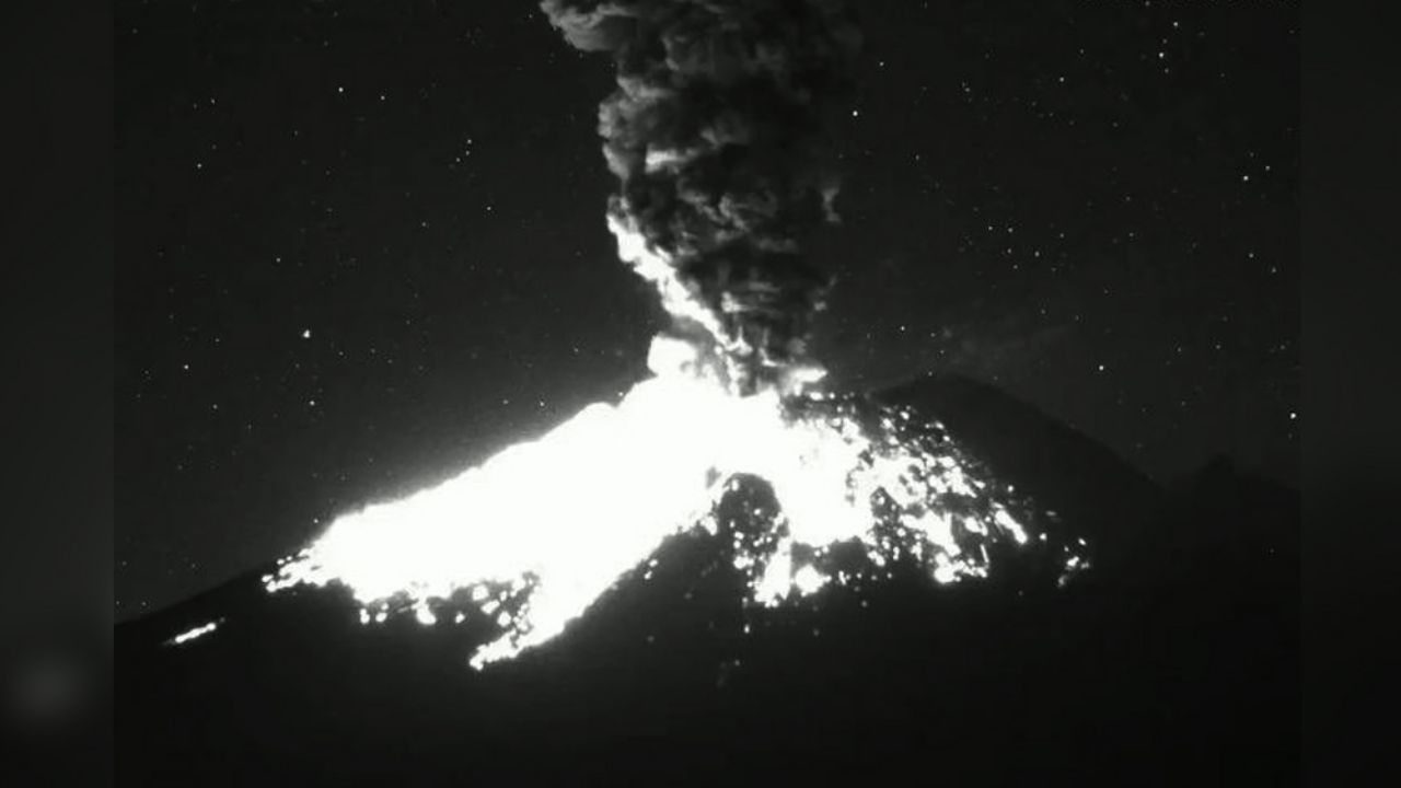 VIDEOS: Popocatépetl lanza fragmentos incandescentes en varias explosiones