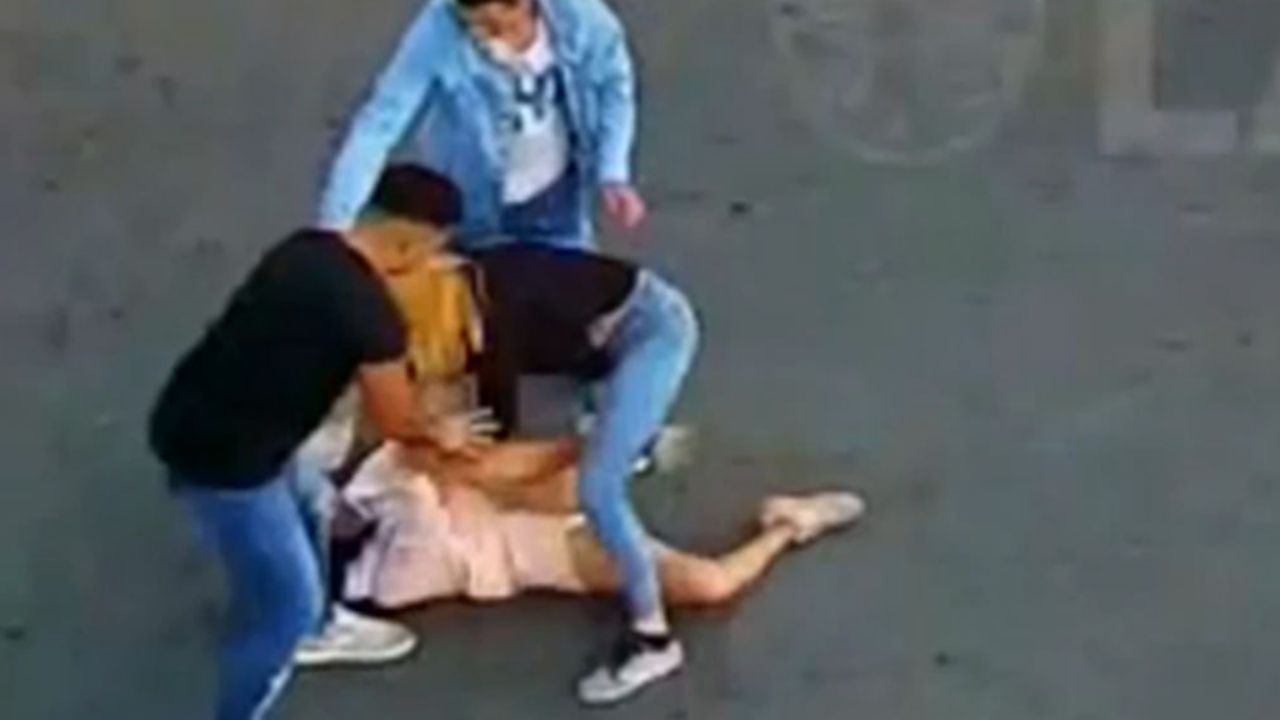 VIDEO: Mujer recibe golpiza, queda noqueada en plena calle y le roban