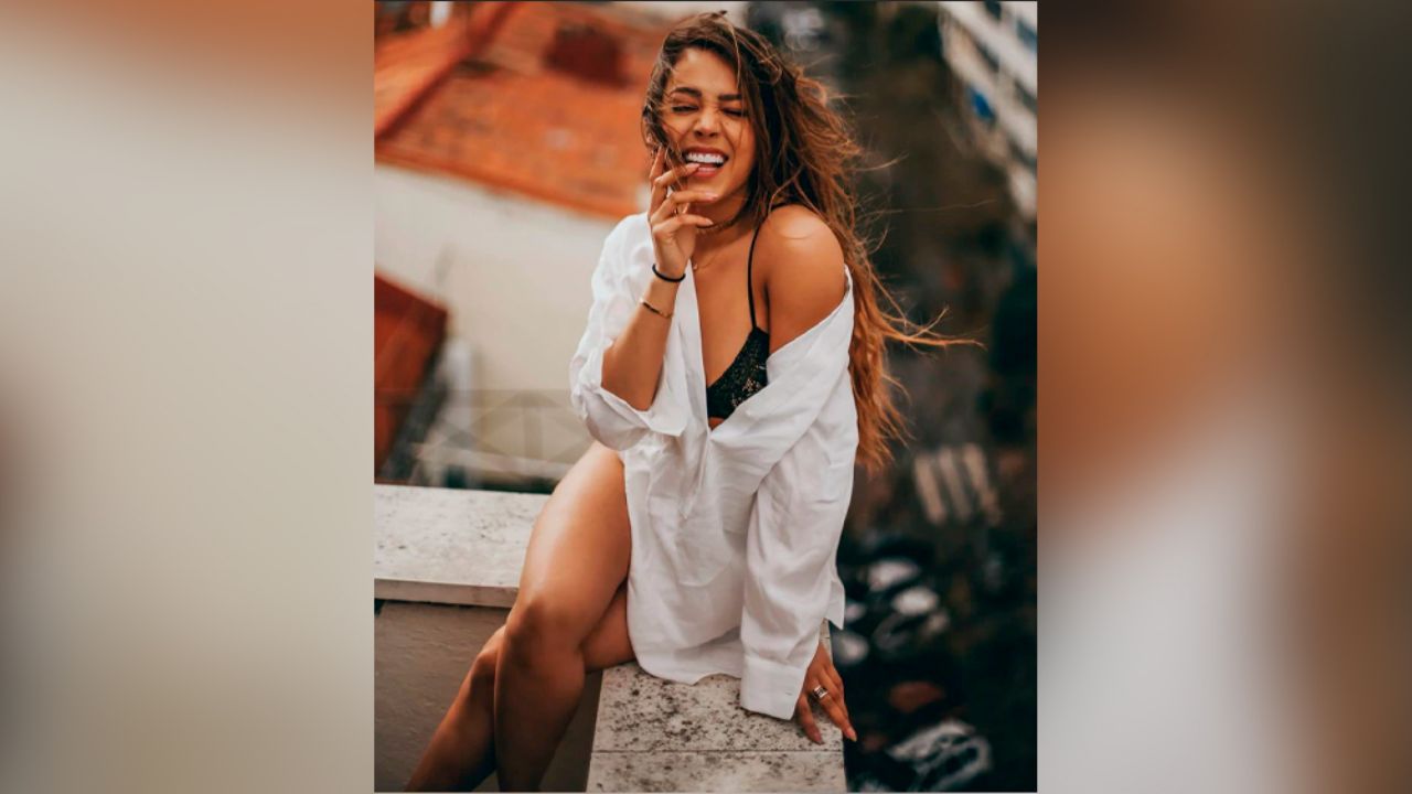 “Eres como una bolsa de basura”: Danna Paola es criticada al vestirse de negro