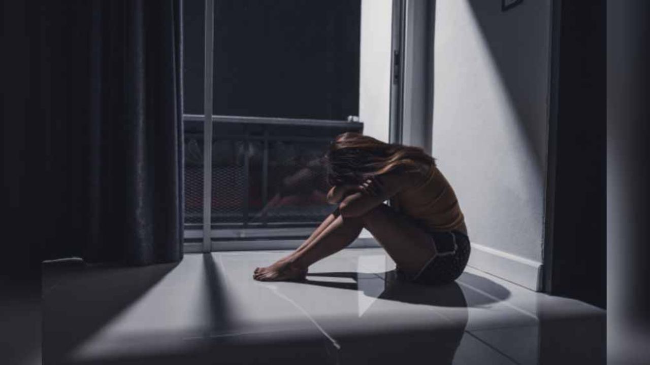 Hombre sigue a joven al baño de un bar, le bloquea la salida y la viola