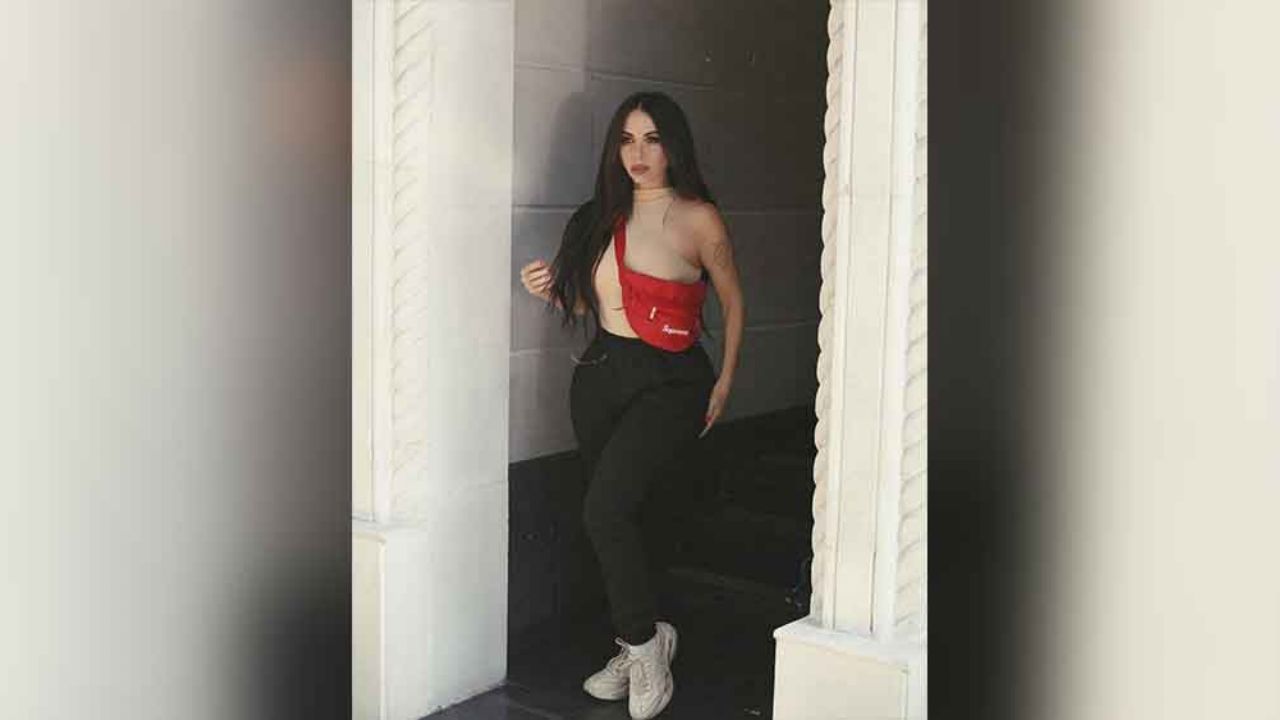 Jimena Sánchez estremece las olas del mar hincada sobre la arena en poca ropa