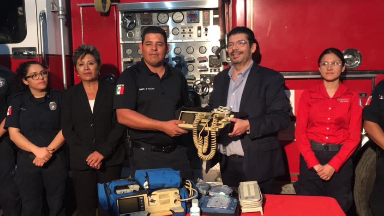 Patronato dona tres desfibriladores al departamento de Bomberos de Navojoa