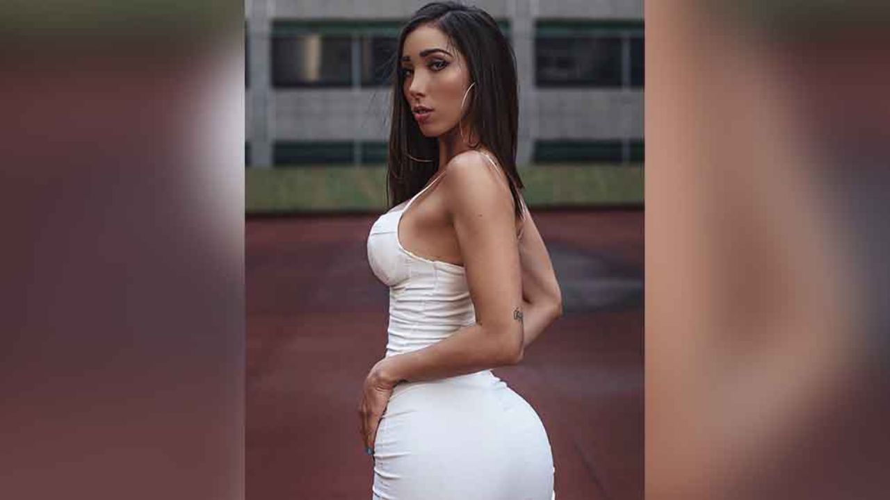 Danik Michell presume sus habilidades en el tenis en ajustada ropa y minifalda
