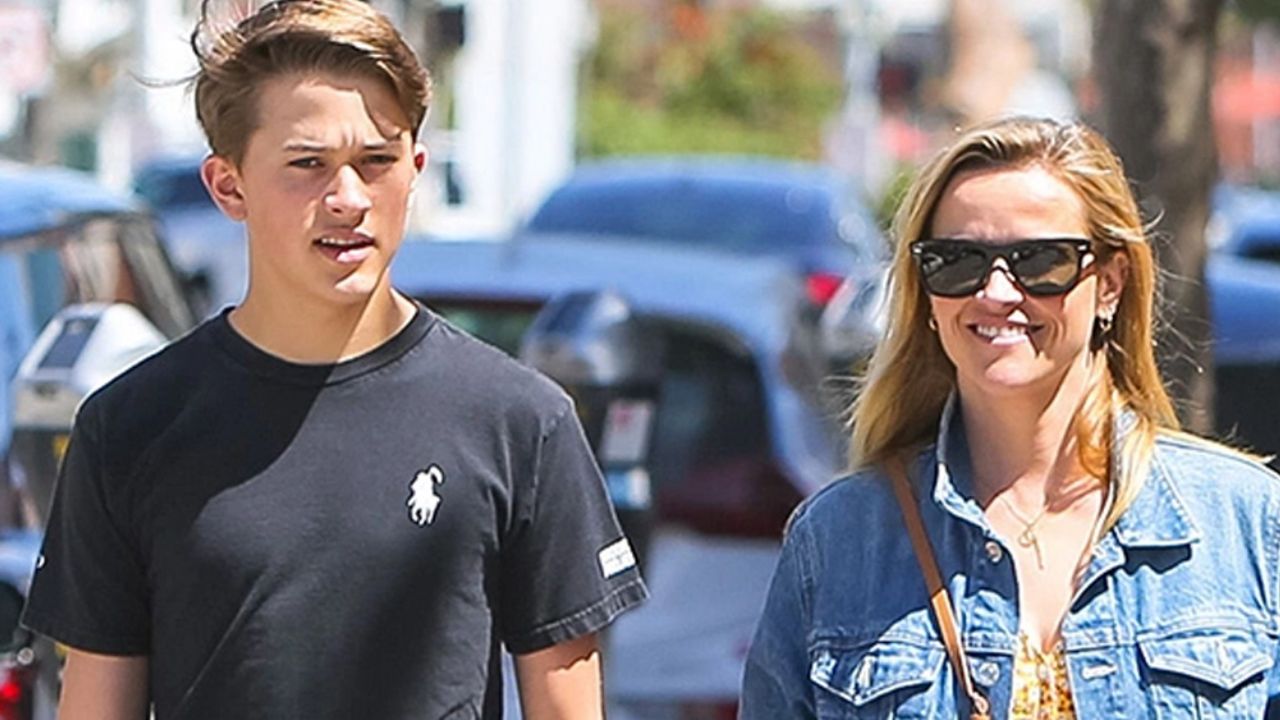 VIDEO: Reese Witherspoon toma ‘clases’ de su hijo sobre como estar ‘de onda’