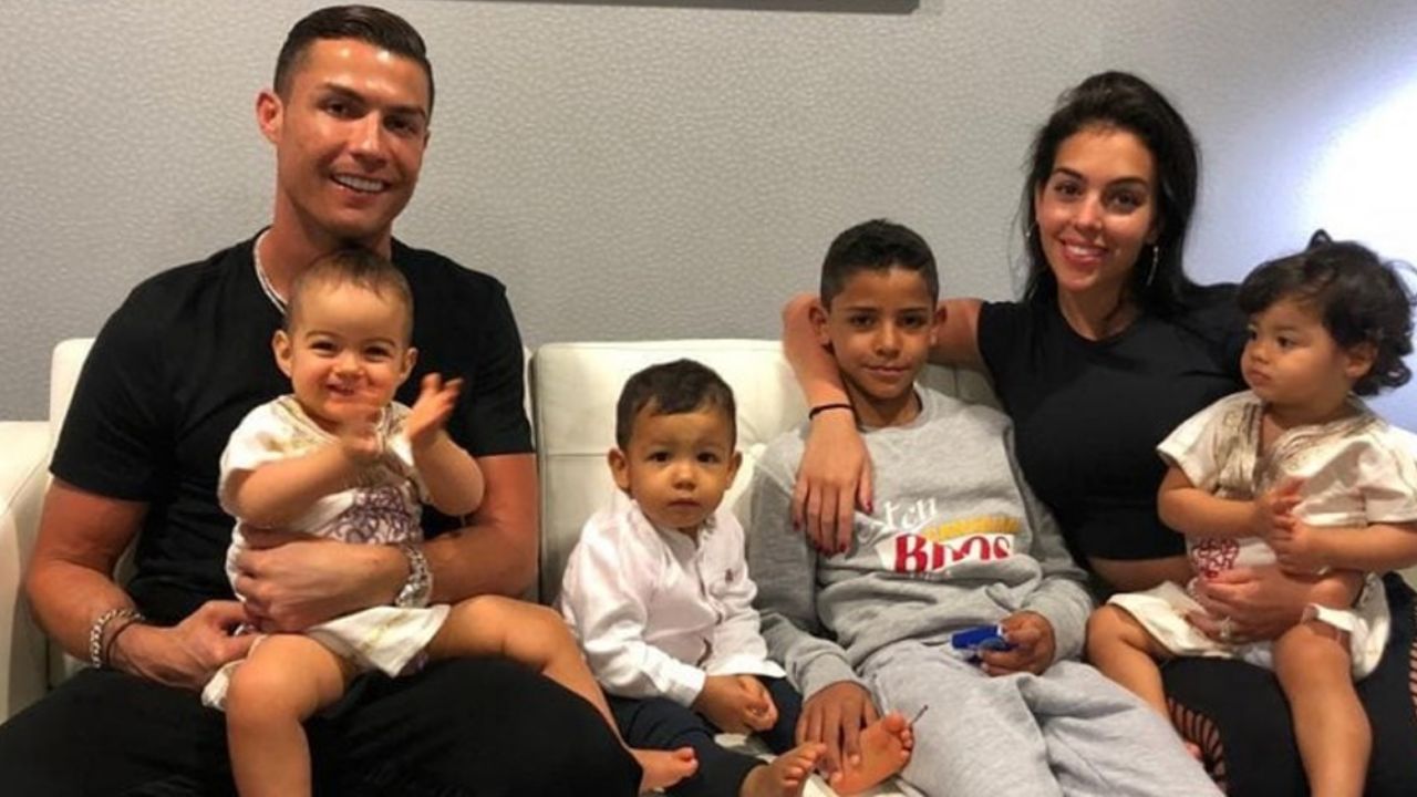 Cristiano Ronaldo causa polémica por foto en la que se baña con sus hijos