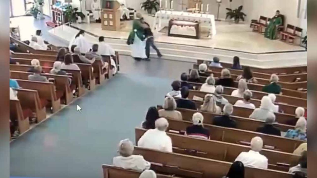 VIDEO: Hombre intenta derribar a diácono en plena misa; fieles lo detienen