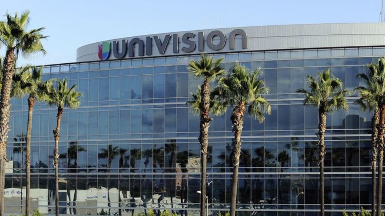 ¡Tiembla TV Azteca! Univision confirma su venta; alistaría bomba con Televisa