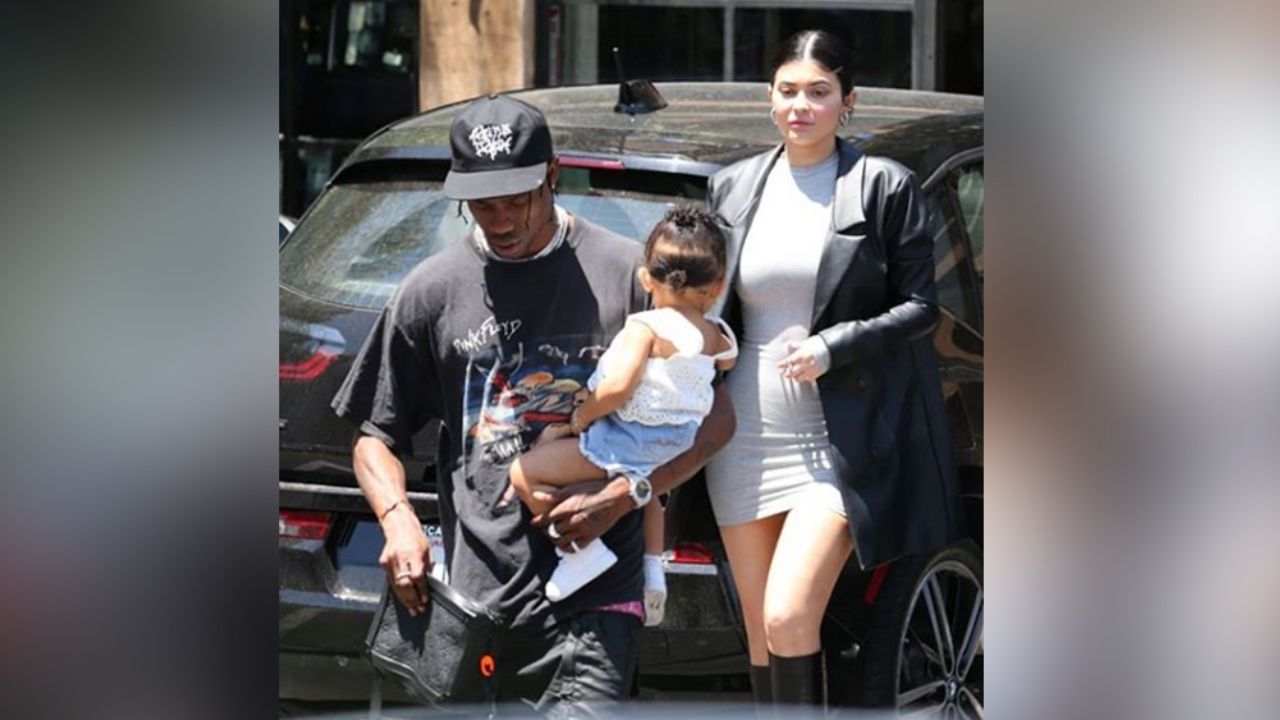 Kylie Jenner y Travis pasean muy juntos y felices en paseo familiar con Stormi