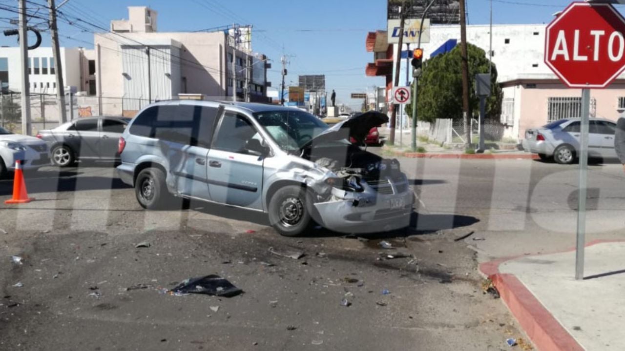 Aparatosa carambola en Hermosillo deja saldo de una persona lesionada