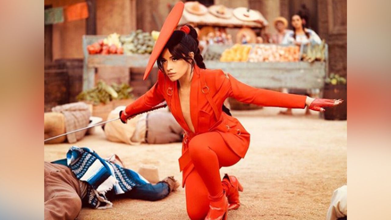 Camila Cabello ‘enloquece’ al romper retrato en casa de Frank Sinatra