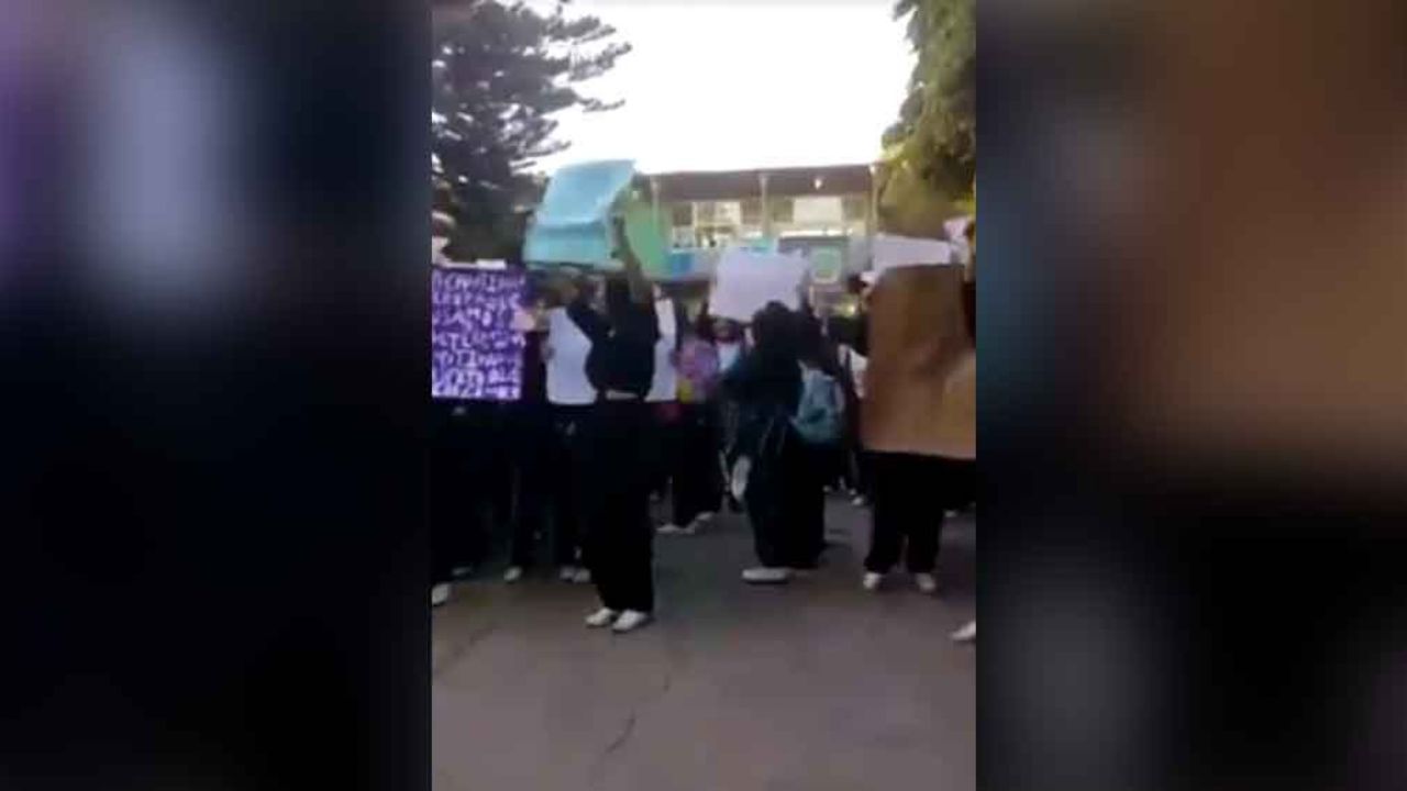 Alumnas protestan contra director por acusarlas de provocar acoso