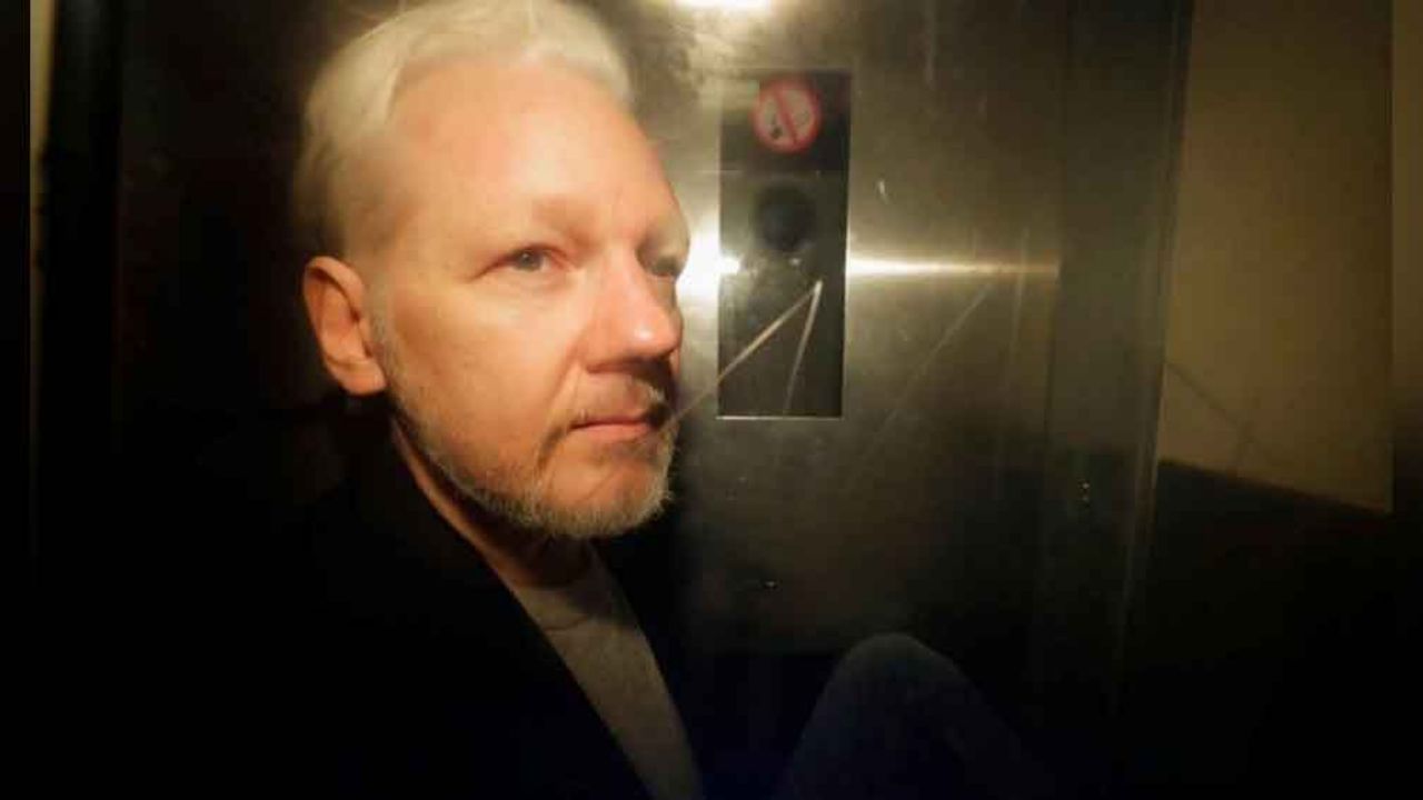 Abogados de Julian Assange, fundador de WikiLeaks, denuncian maltrato