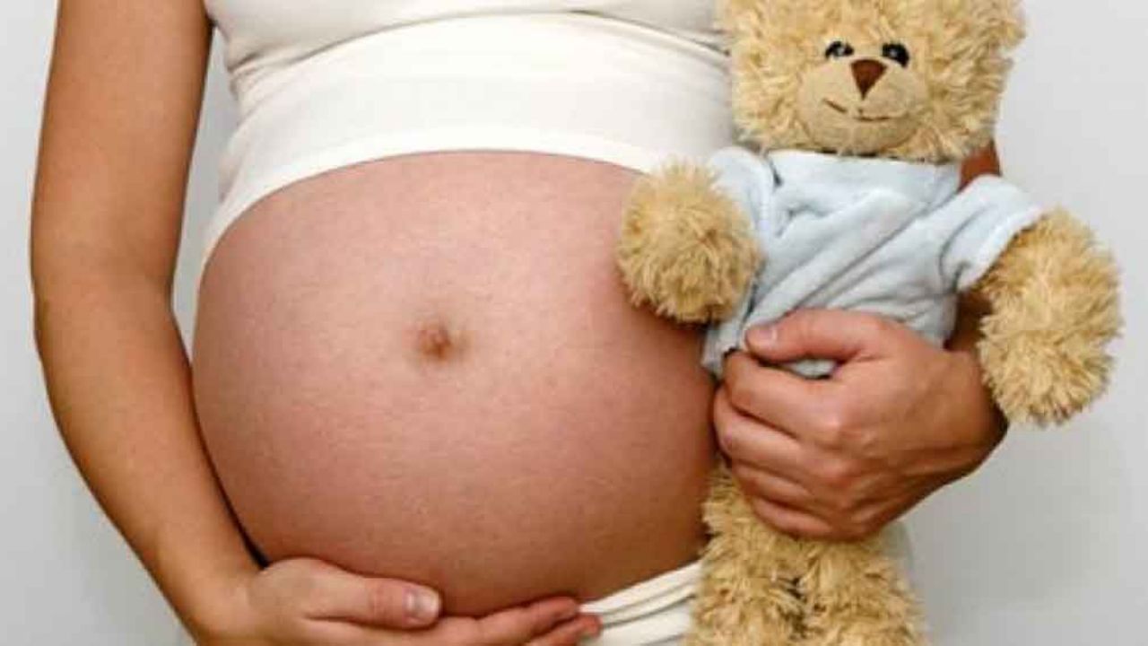 Niña de 11 años queda embarazada de su vecino de 20 que era su novio