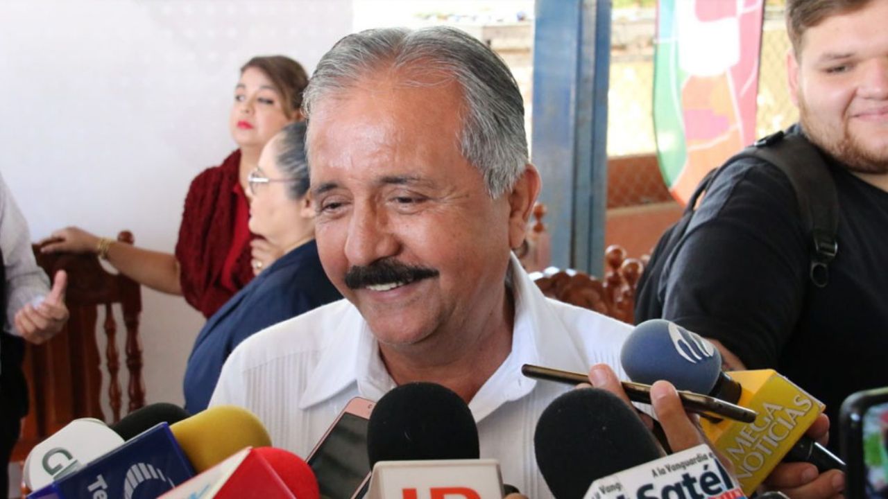 Alcalde de Culiacán orina en la calle: “No había baños, ni modo que me reviente”