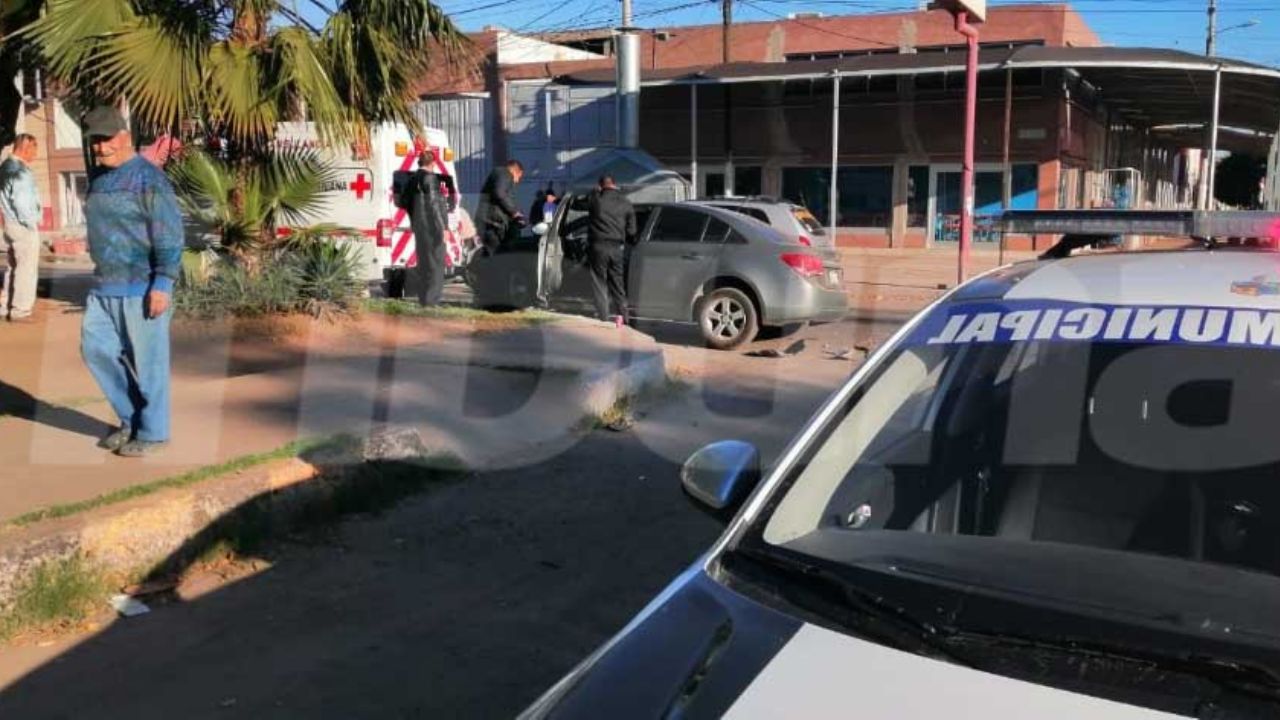Aparatoso accidente al sur de Obregón deja saldo de dos personas lesionadas