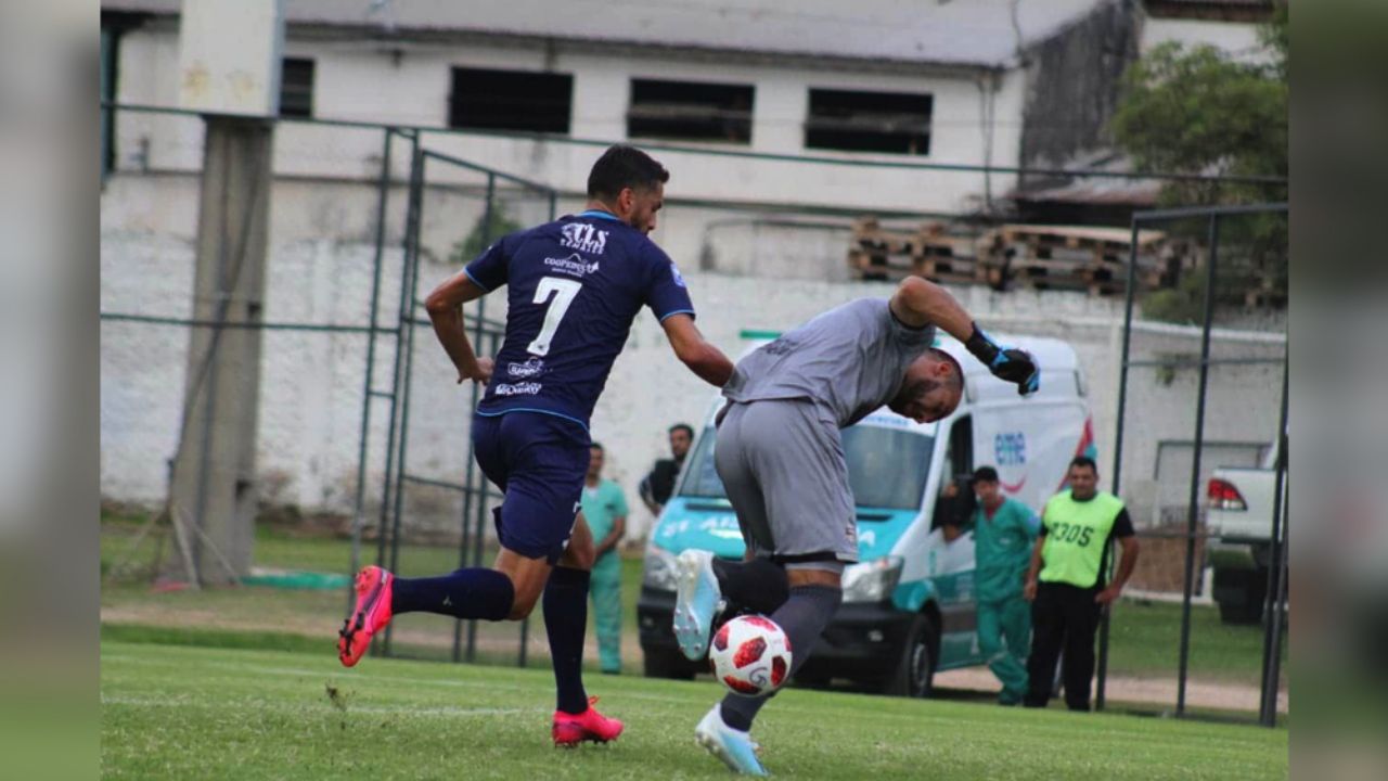 VIDEO: Portero tropieza y termina por anotar un ridículo autogol
