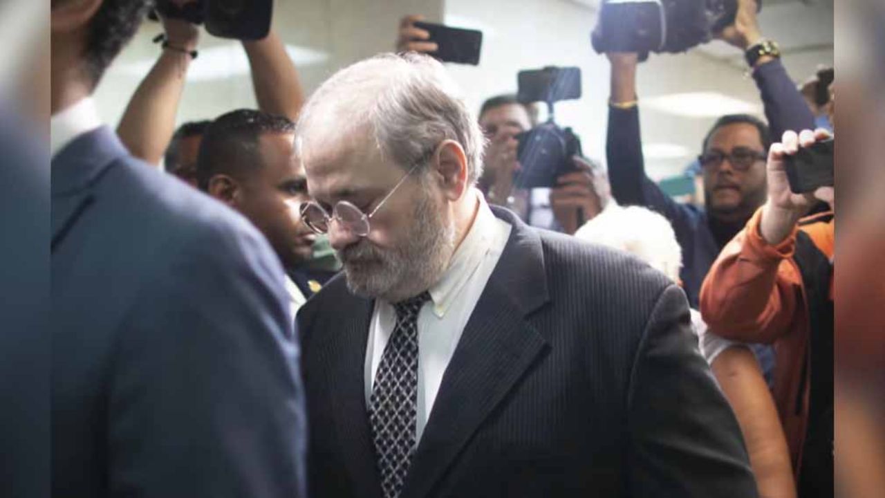 Abuelo que dejó caer a nieta por ventana de crucero se declarará culpable