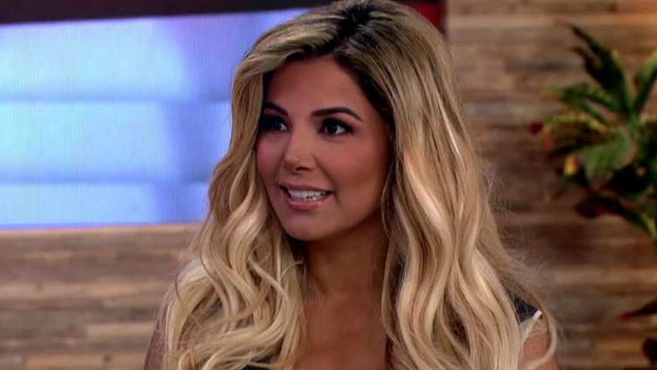 Aleida Núñez adelanta la primavera con minúsculo bikini desde la piscina