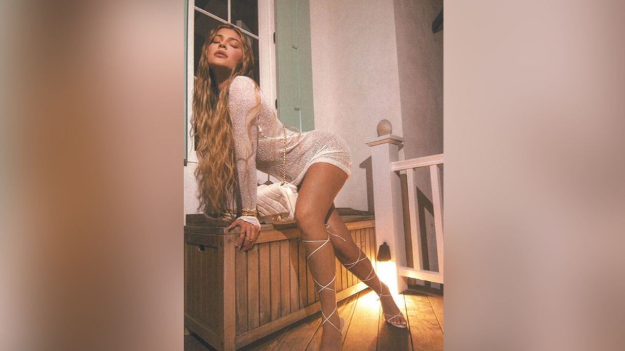 Kylie Jenner sube la temperatura en Instagram con diminuto vestido rosado