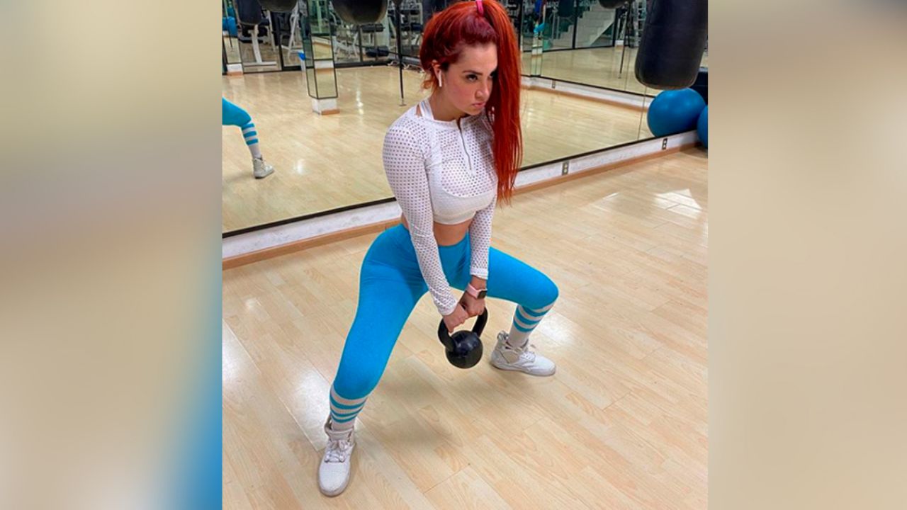 “Eres una cochina”: Damaris Rojas posa en tanga y las redes se la ‘comen’ viva