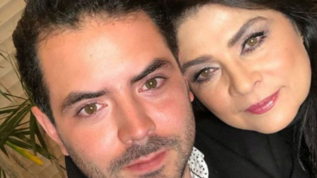 José Eduardo Derbez vuelve a Televisa; Victoria Ruffo le consiguió trabajo