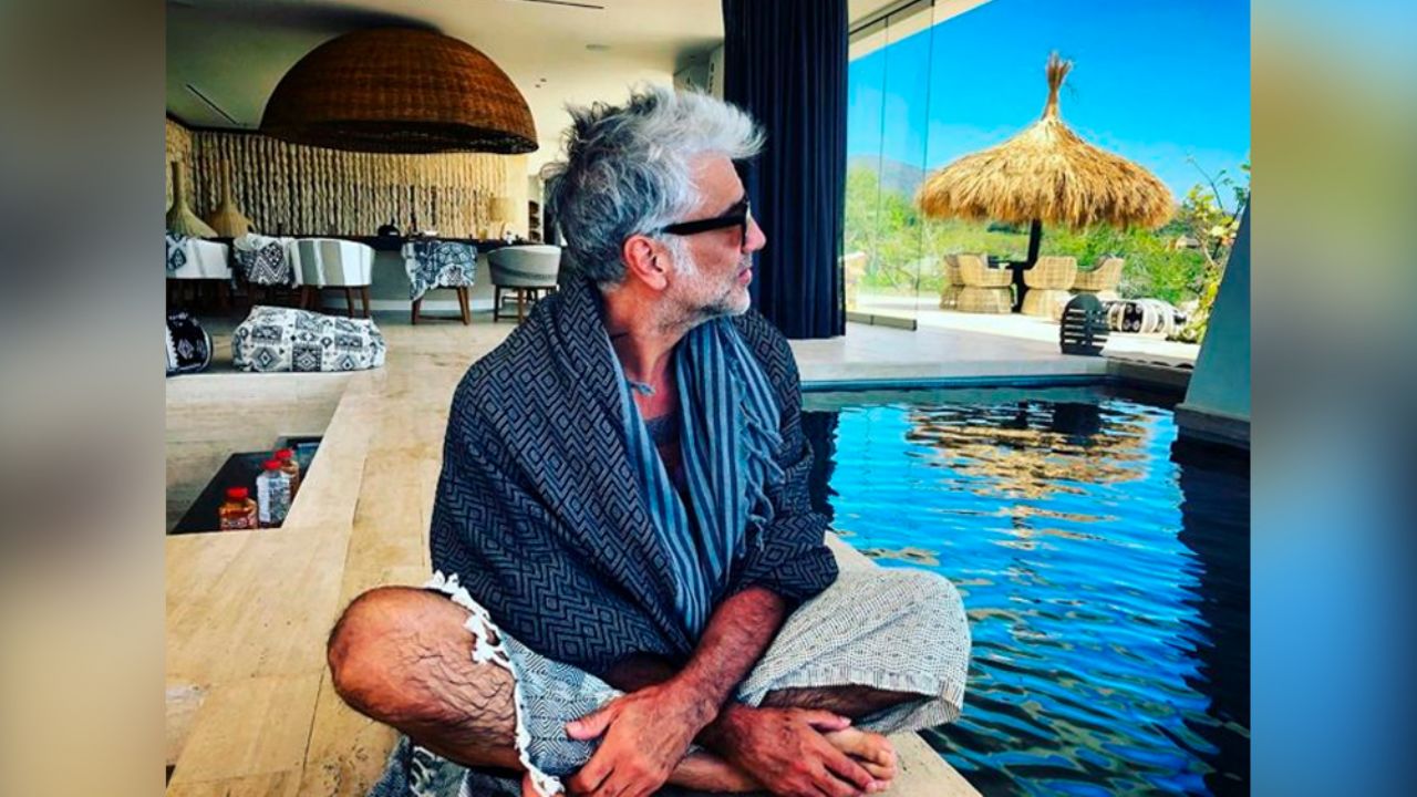 Alejandro Fernández posa en diminuto traje junto a su hijo en la playa