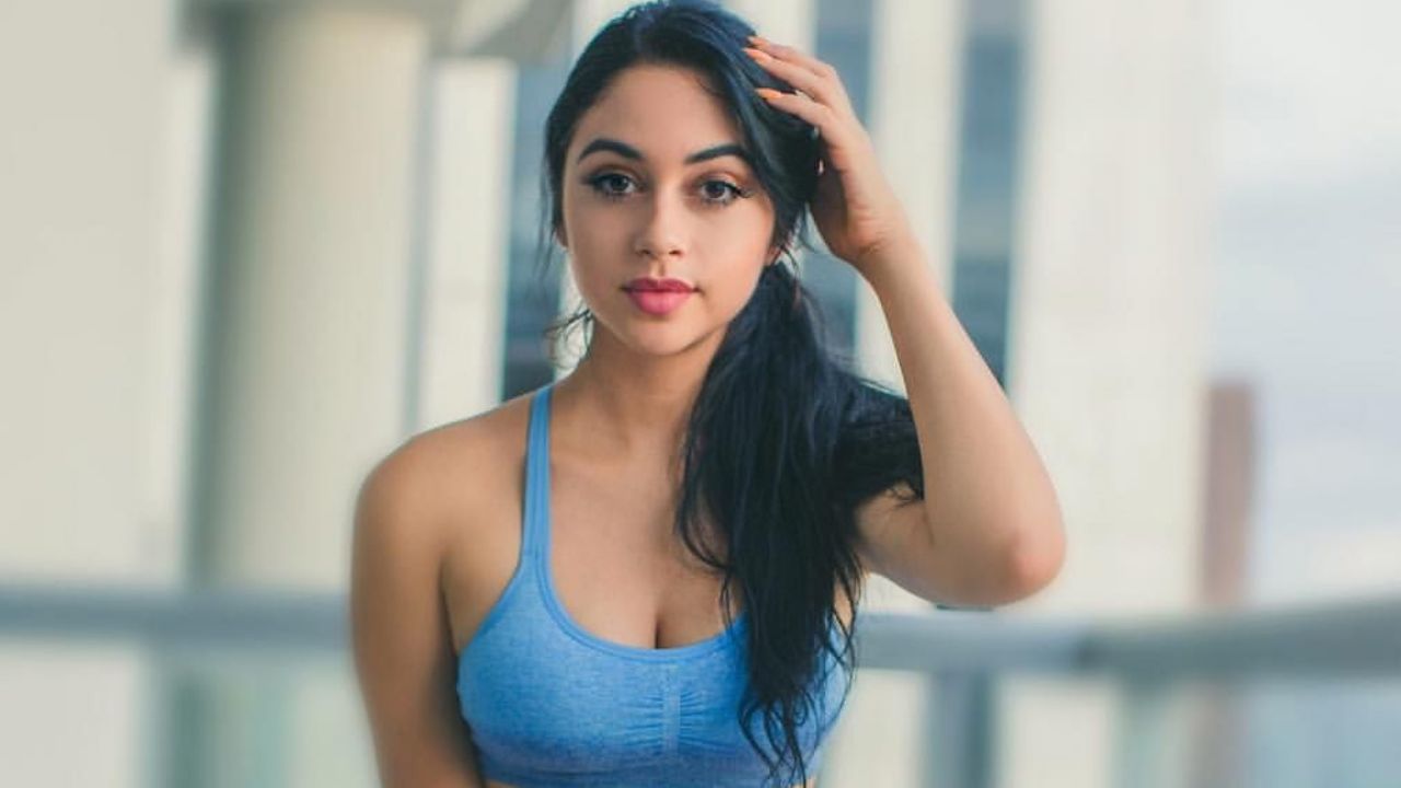 Elefante no se resiste a las curvas de Jailyne Ojeda y la levanta con su trompa