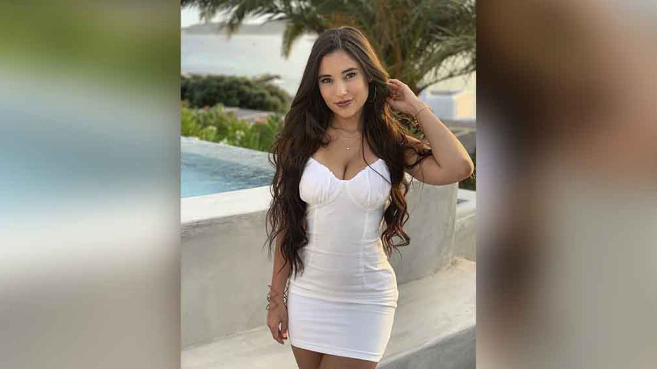 Con diminuto bikini, Angie Varona no deja nada a la imaginación en el espejo
