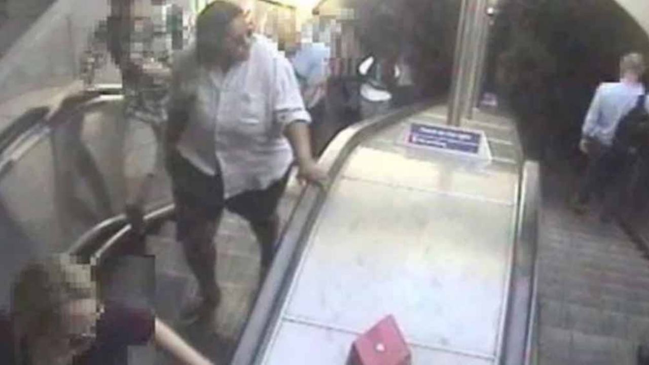 Mujer crea perfil falso en Grindr, acosa a hombre gay y divulga su ‘pack’