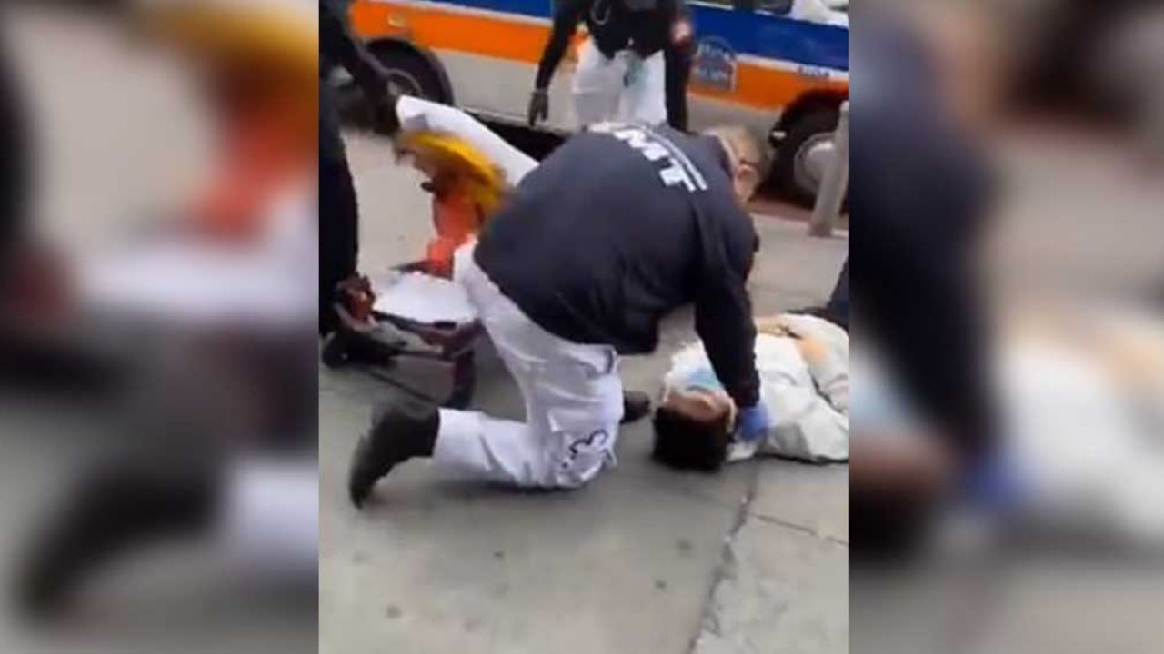 VIDEO: Colapso de joven en calle de NY crea pánico por brote de coronavirus