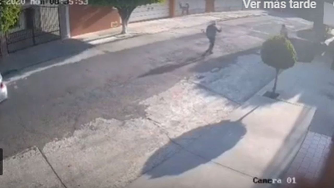 VIDEO: Alertan por encapuchado que ataca mujeres con una pala en CDMX