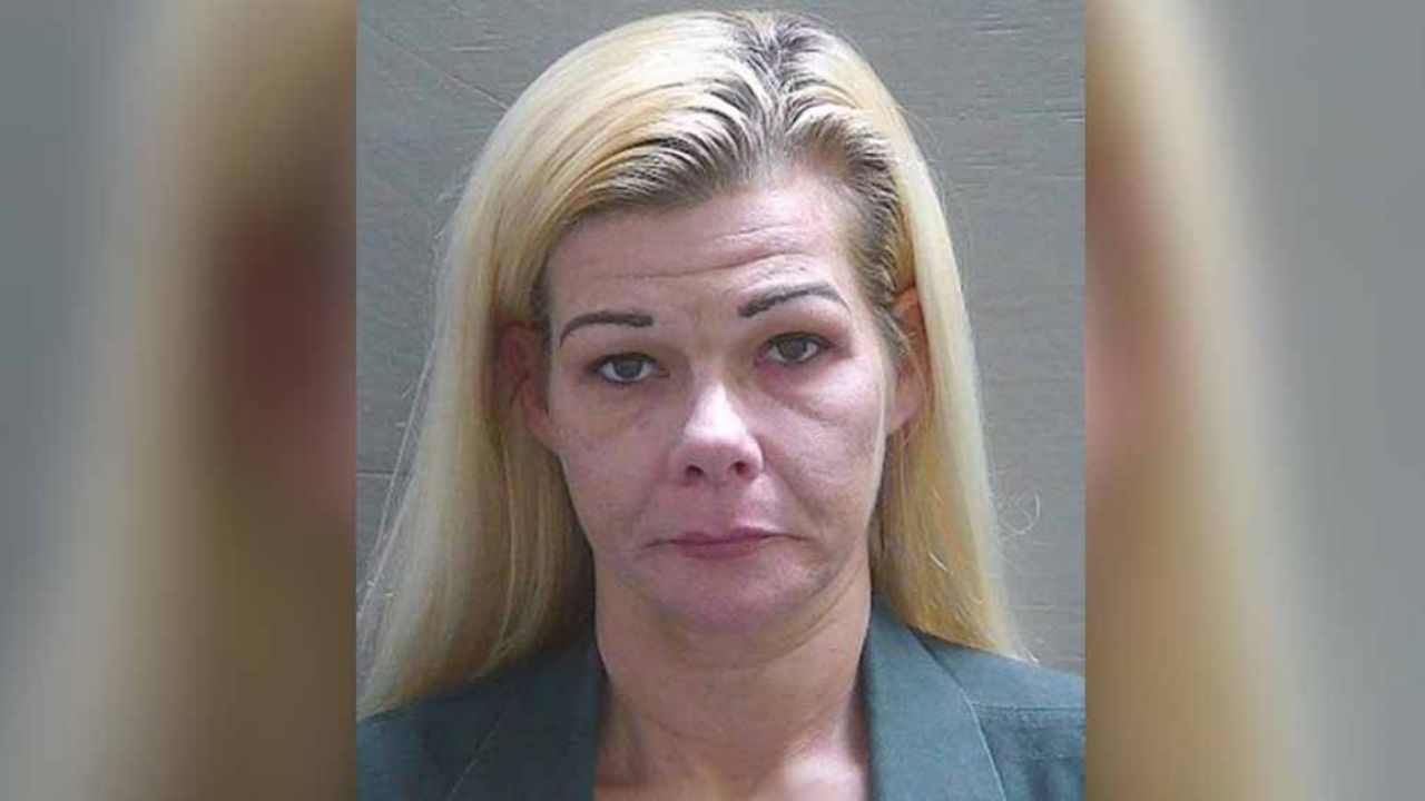 Cruel mujer deja a niño solo sin agua y electricidad por más de una semana