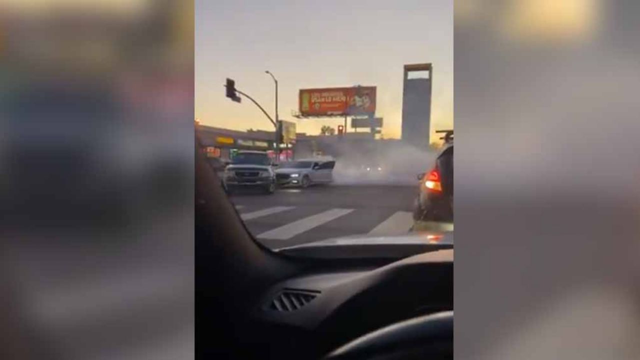 VIDEO: Furioso conductor destruye vehículo que intentó huir tras chocarlo