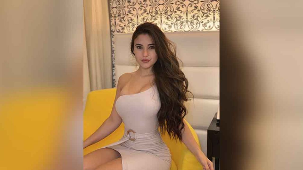 En la piscina, Angie Varona cautiva a seguidores al exhibirse en traje de baño