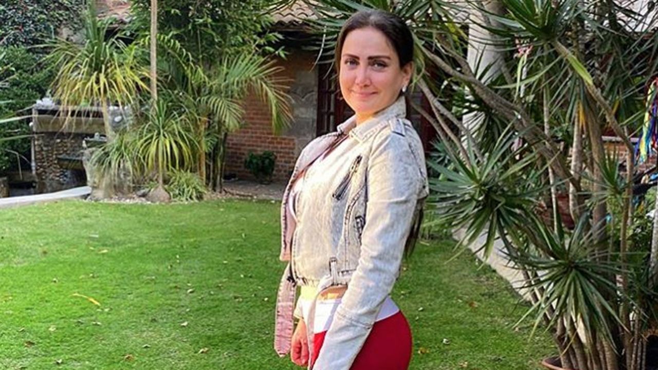VIDEO: Celia Lora presume sus tremendas ‘nenas’ en traje de baño