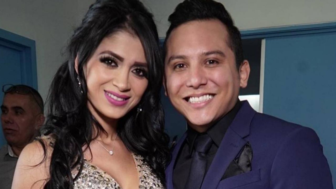 “Que primero se bañe”: Edwin Luna exhibe a su esposa sin maquillaje y la destrozan