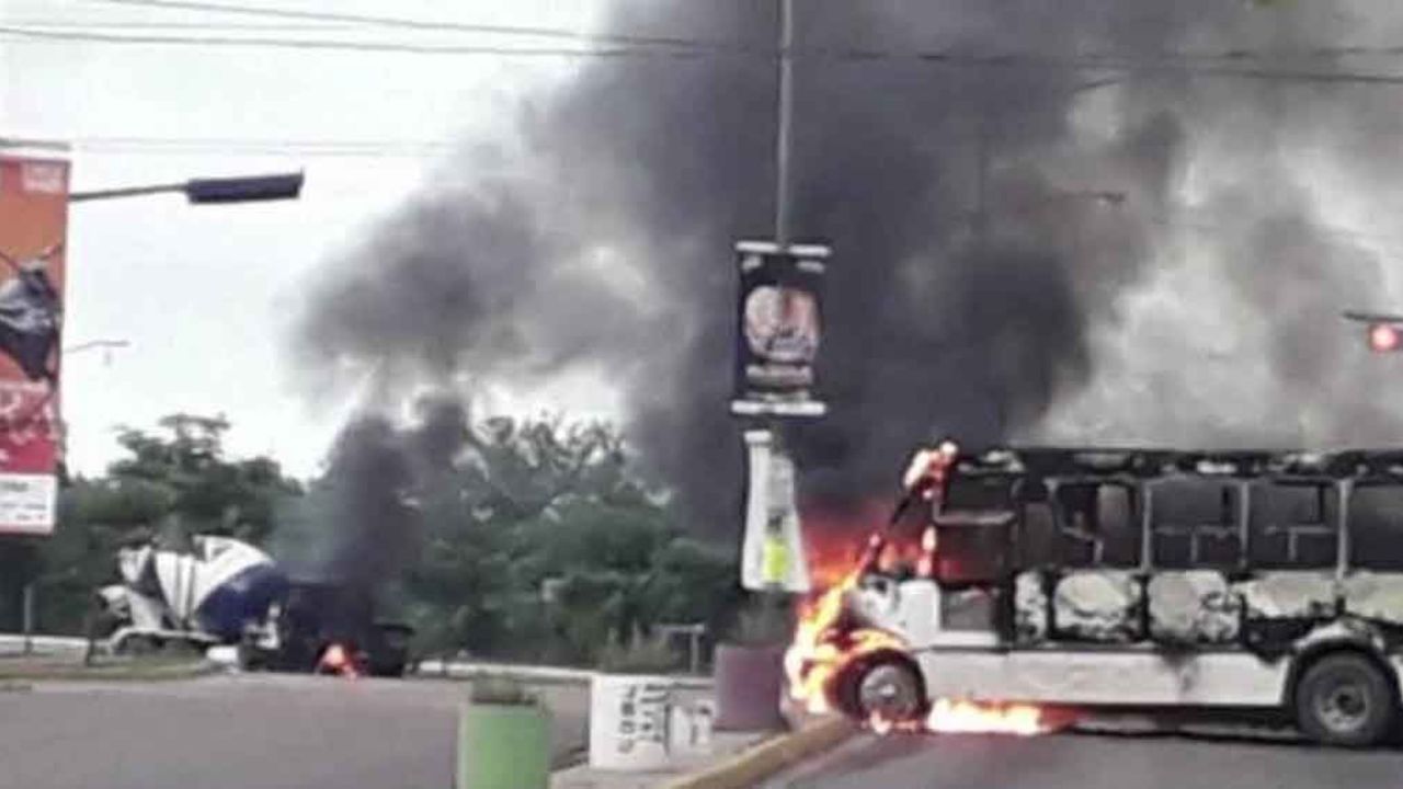 Comandos armados desatan el pánico en Culiacán al quemar casas