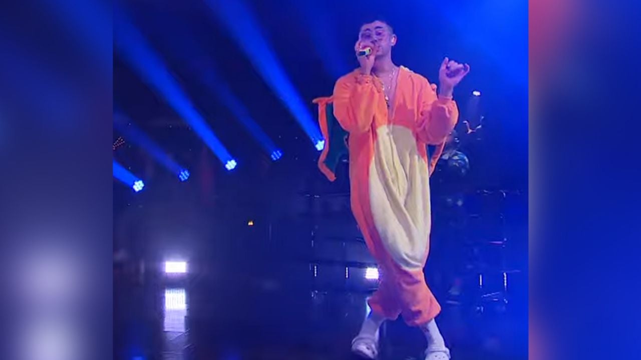 Bad Bunny canta en el show de James Corden con pijama de ‘Pokemon’