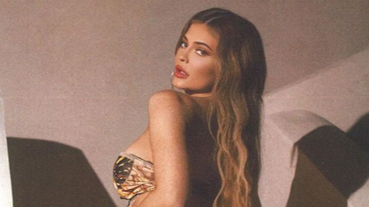 Sin pena alguna, Kylie Jenner se pone vestido transparente ¡sin nada debajo!