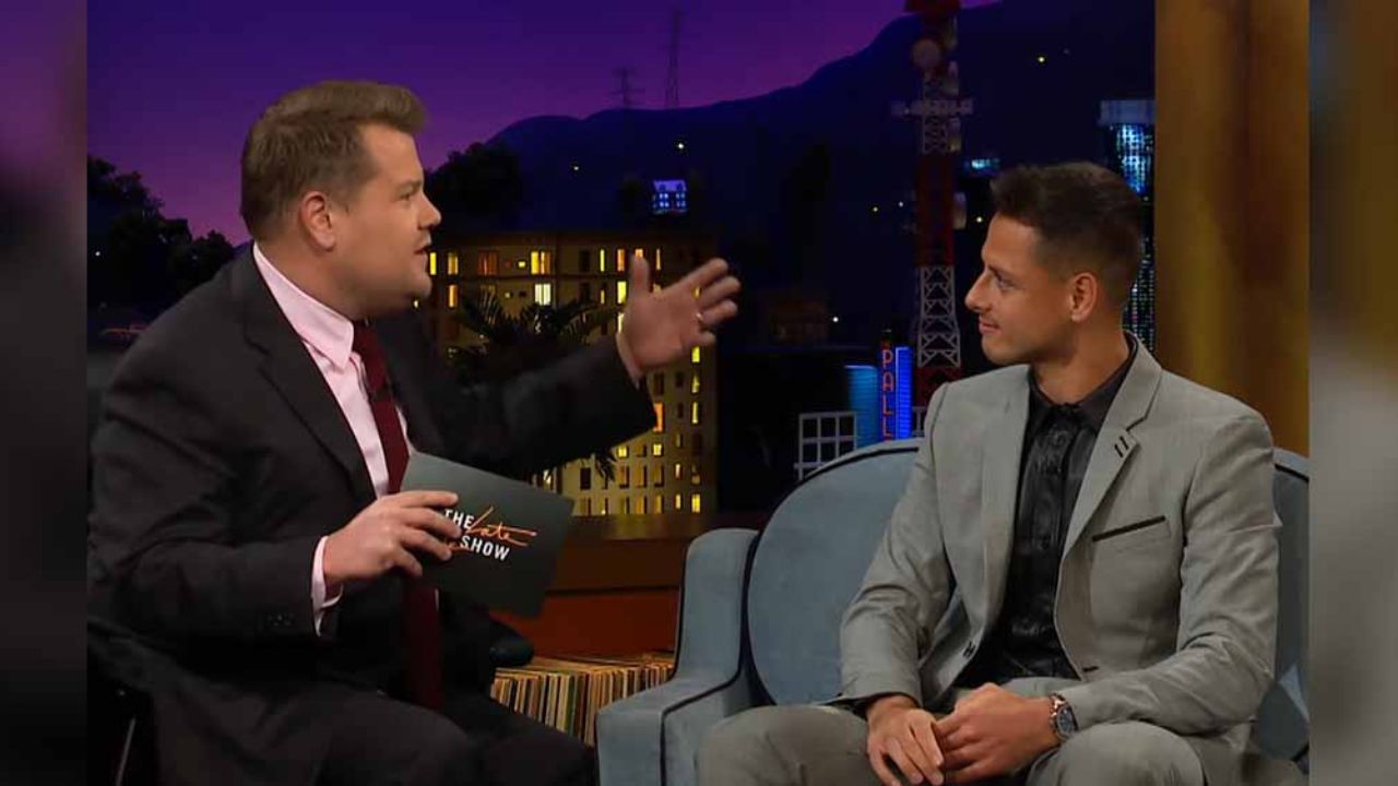 ‘Chicharito’ desea suerte a sus rivales y ‘baña’ James Corden en ‘Late, Late Show’