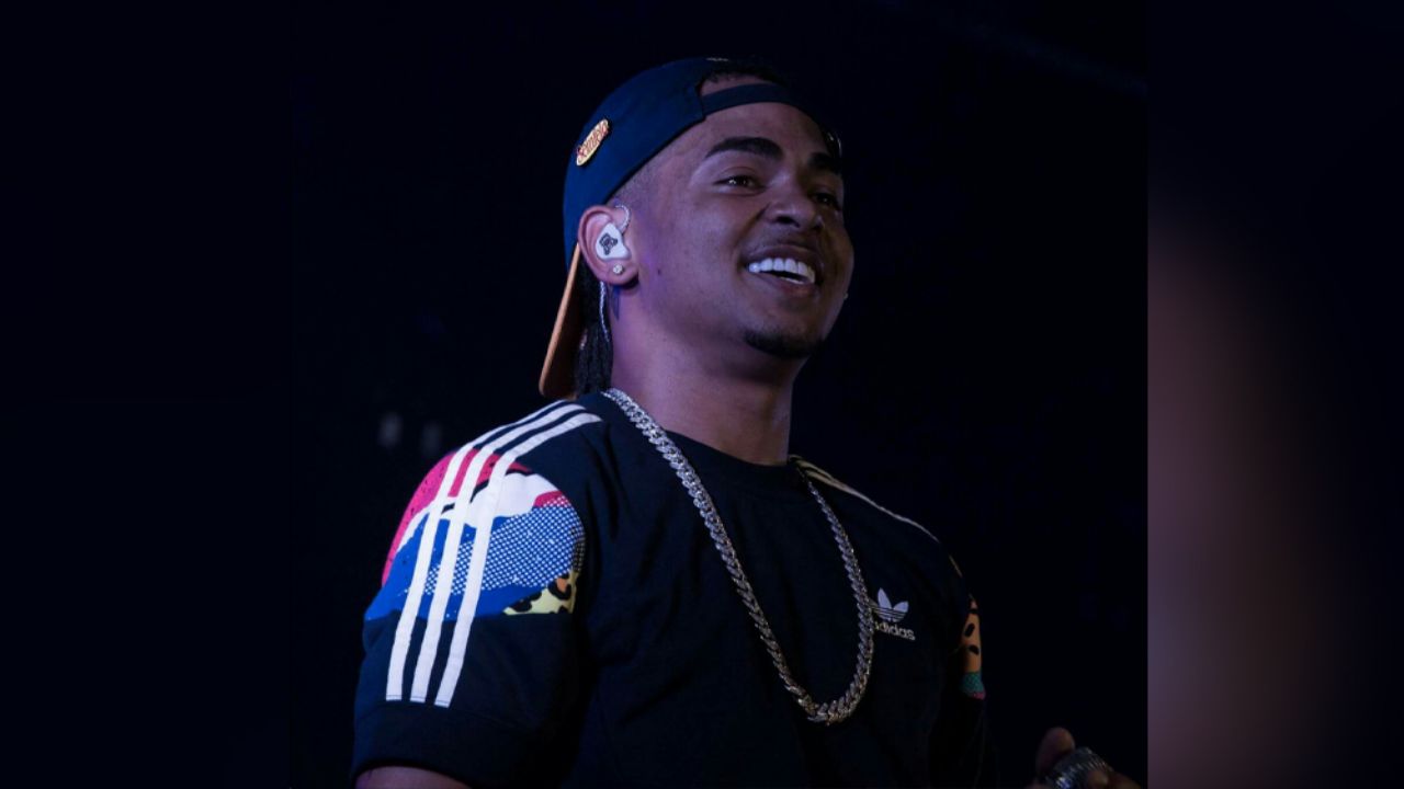 Al estilo albañil, Ozuna canta y baila ‘Mesa que más aplauda’ para Tik Tok