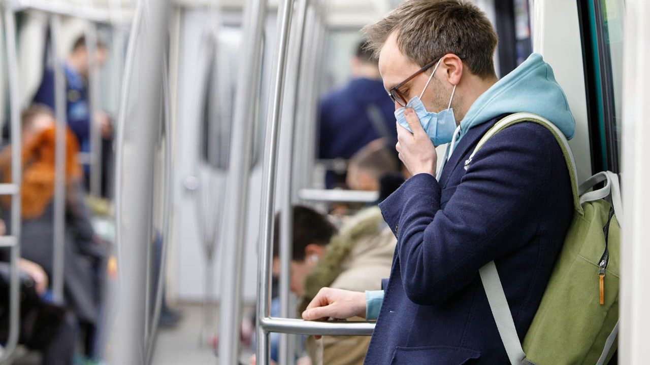 Coronvirus: Hombre mayor primer víctima mortal en el Reino Unido